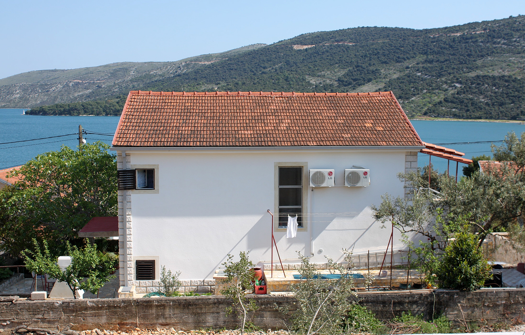 Dvosobni apartman s terasom i pogledom na more Marina, Trogir  A-a