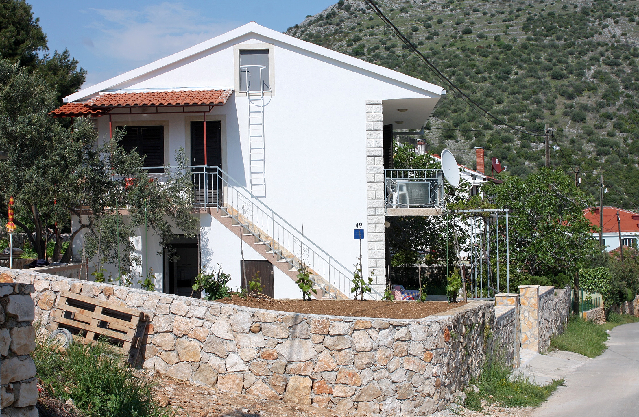 Dvosobni apartman s terasom i pogledom na more Marina, Trogir  A-a