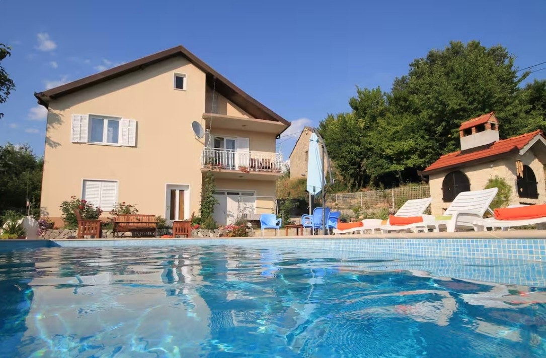 Maison de quatre chambres avec une piscine Sinj, Zagora (K-27967)