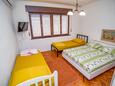 Sumpetar, Dormitorio 1 in the apartment, air condition available y WiFi.