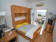 Sumpetar, Dormitorio in the studio-apartment, air condition available y WiFi.