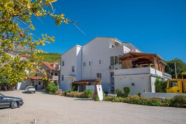 Sumpetar, Omiš, Szálláshely 2808 - Apartmanok a tenger közelében kavicsos stranddal.