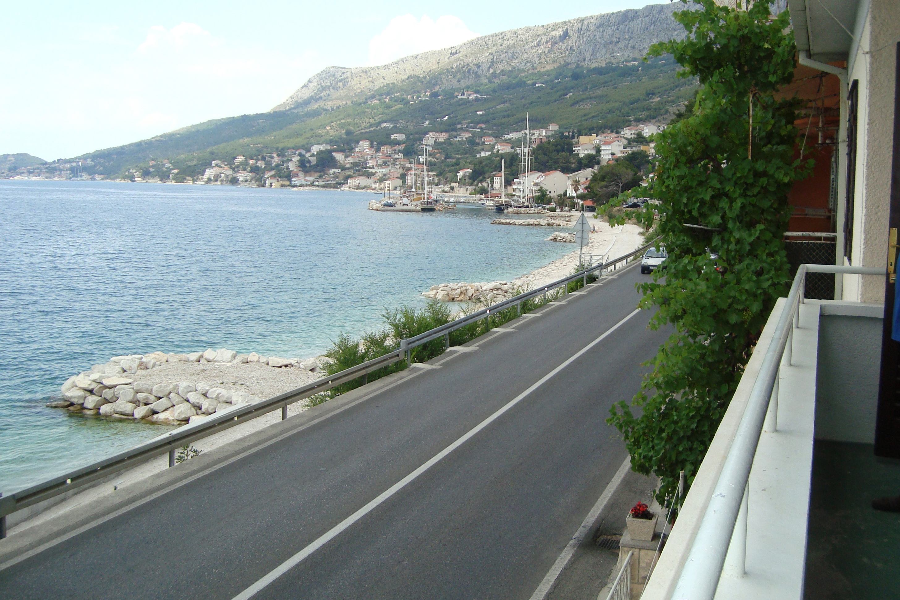 Three bedroom apartment near beach Mali Rat, Omiš  A-a