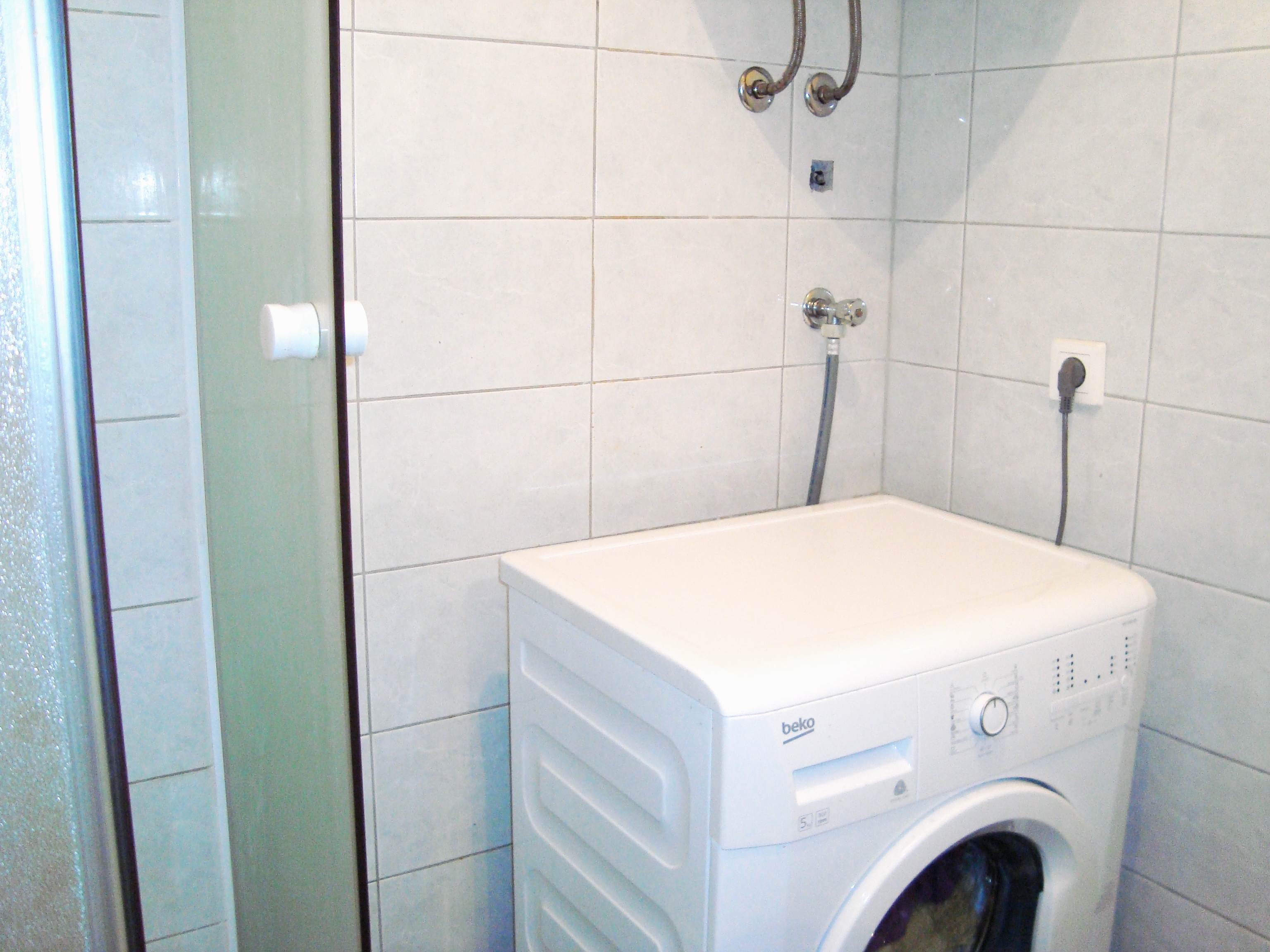 Three bedroom apartment near beach Mali Rat, Omiš  A-a