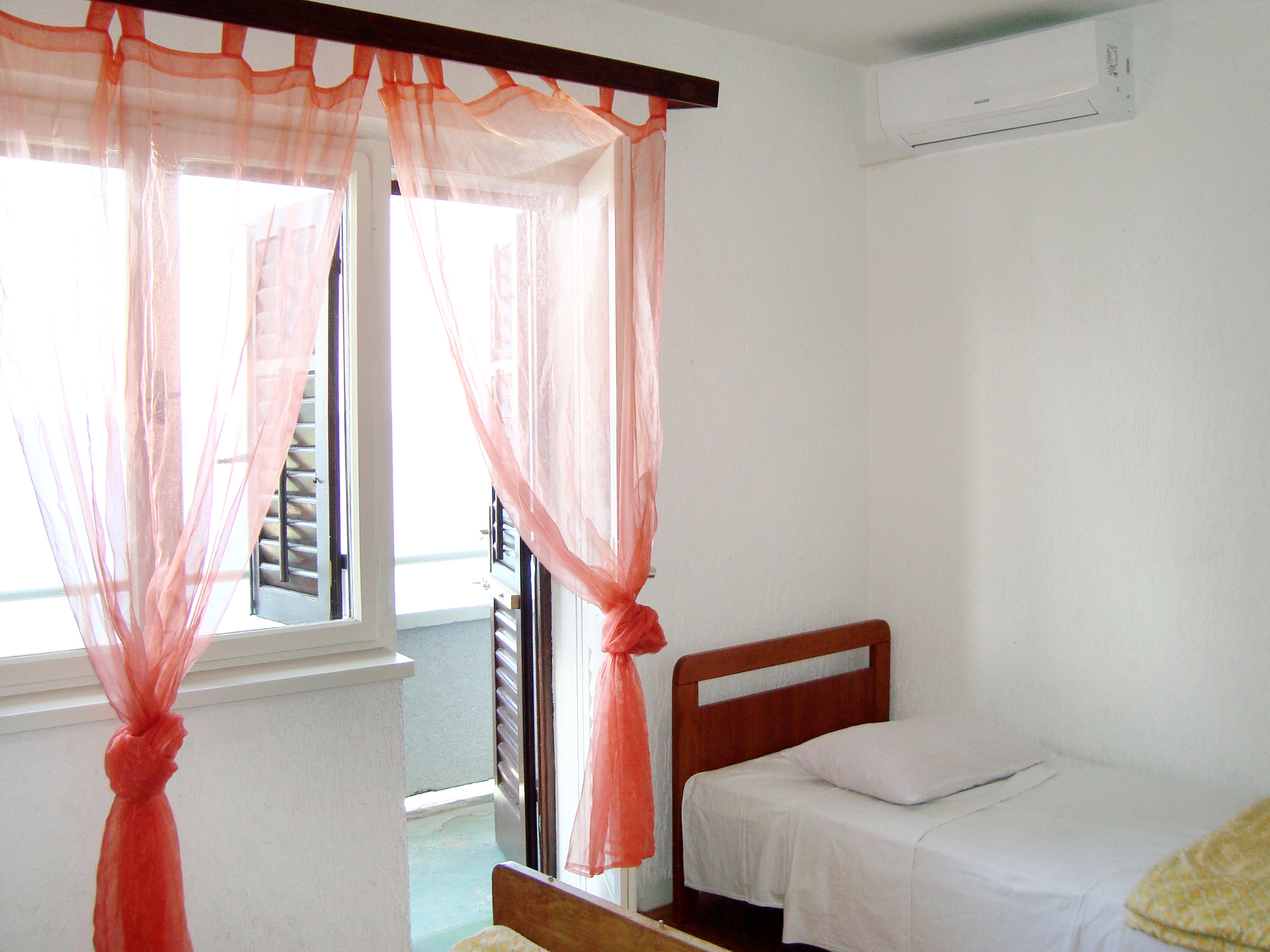 Three bedroom apartment near beach Mali Rat, Omiš  A-a