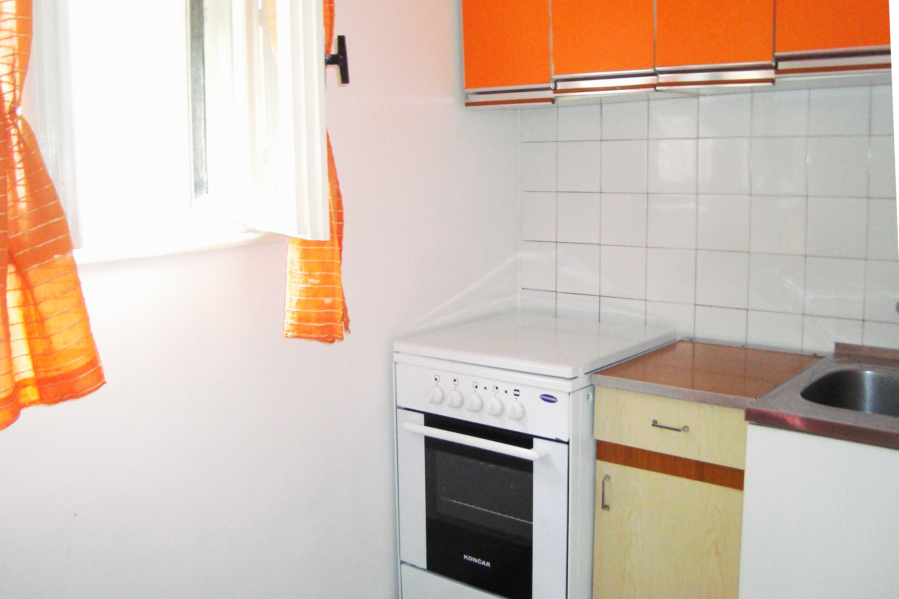 Three bedroom apartment near beach Mali Rat, Omiš  A-a