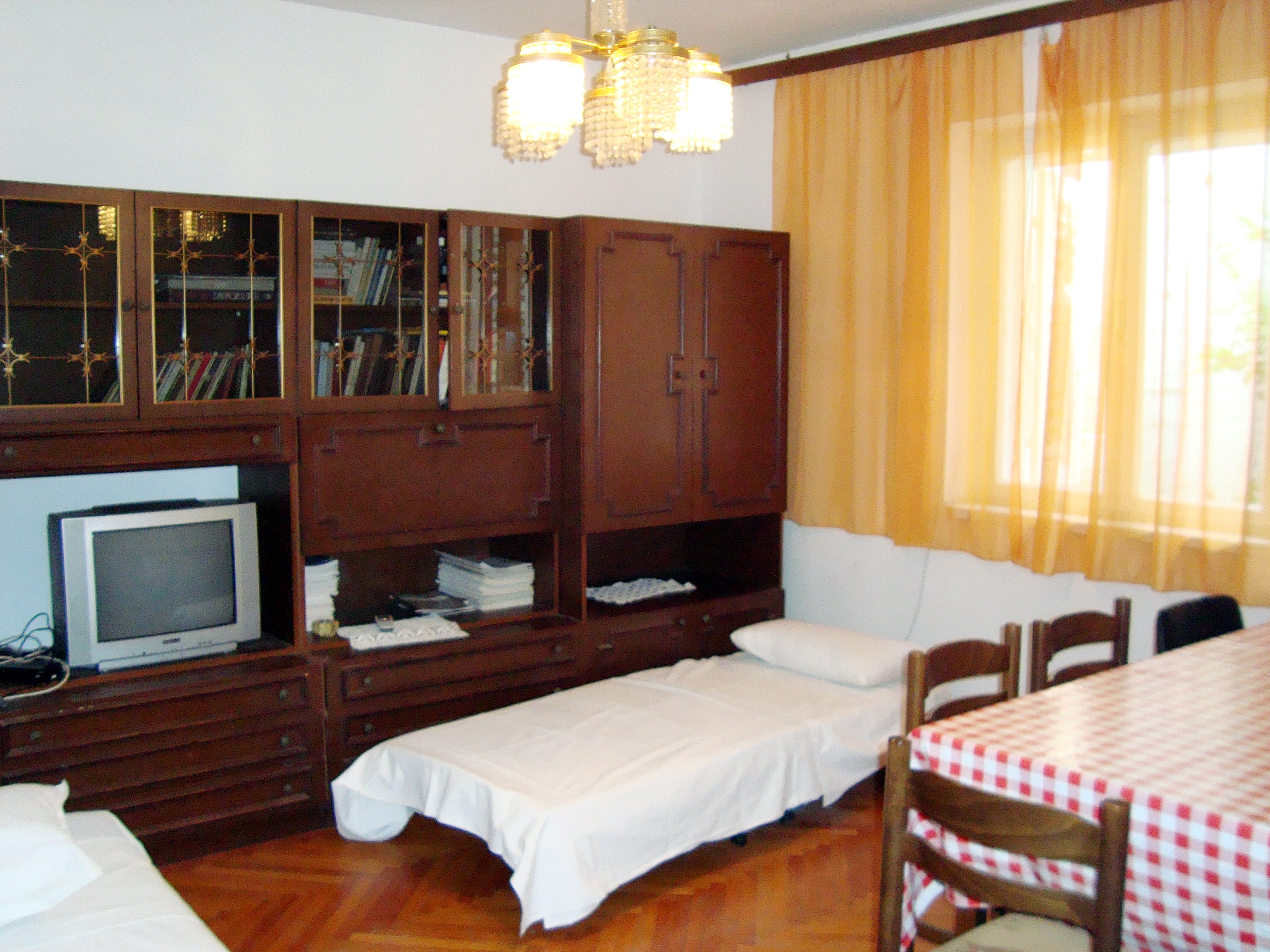 Three bedroom apartment near beach Mali Rat, Omiš  A-a