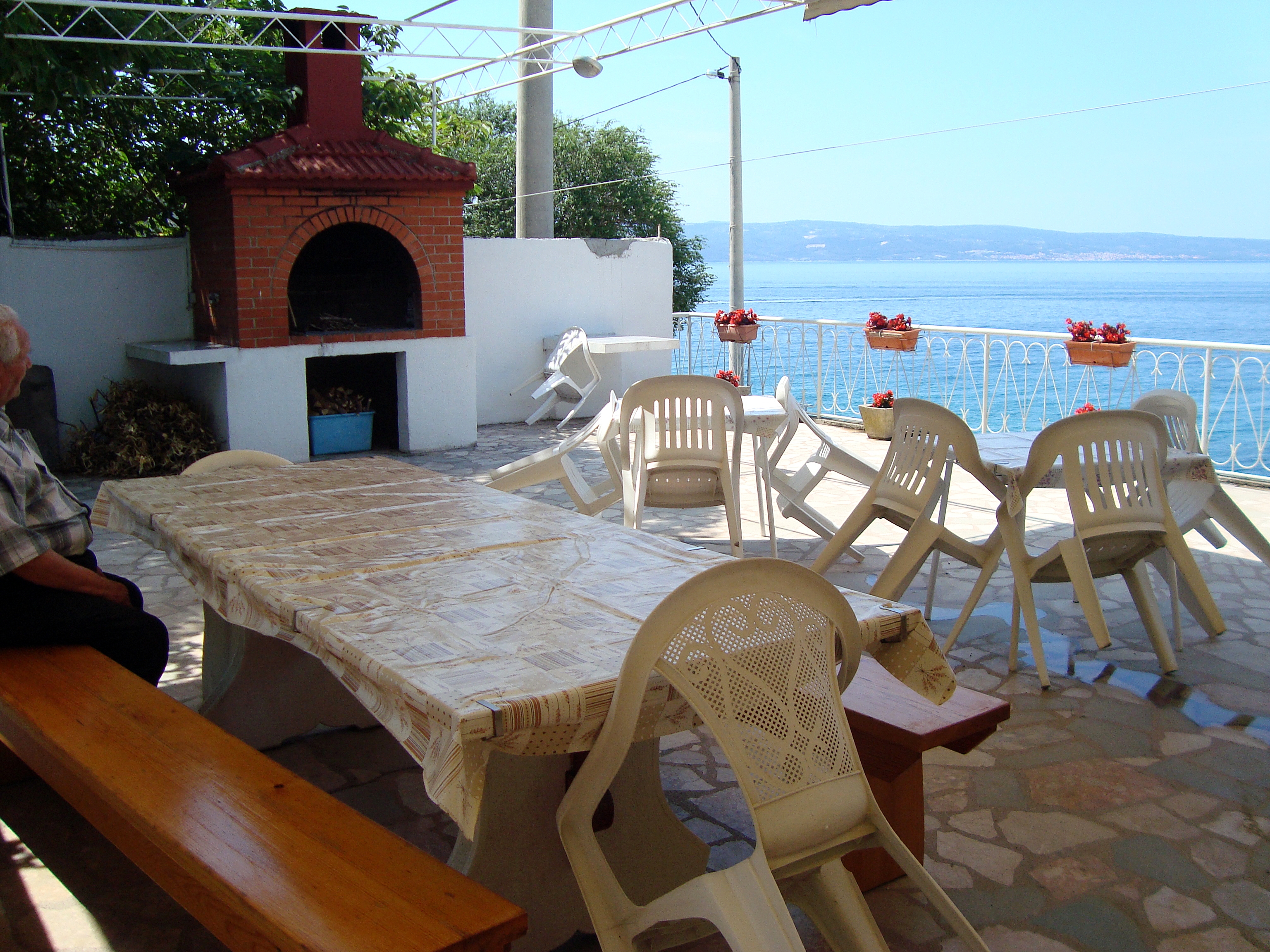 Three bedroom apartment near beach Mali Rat, Omiš  A-a