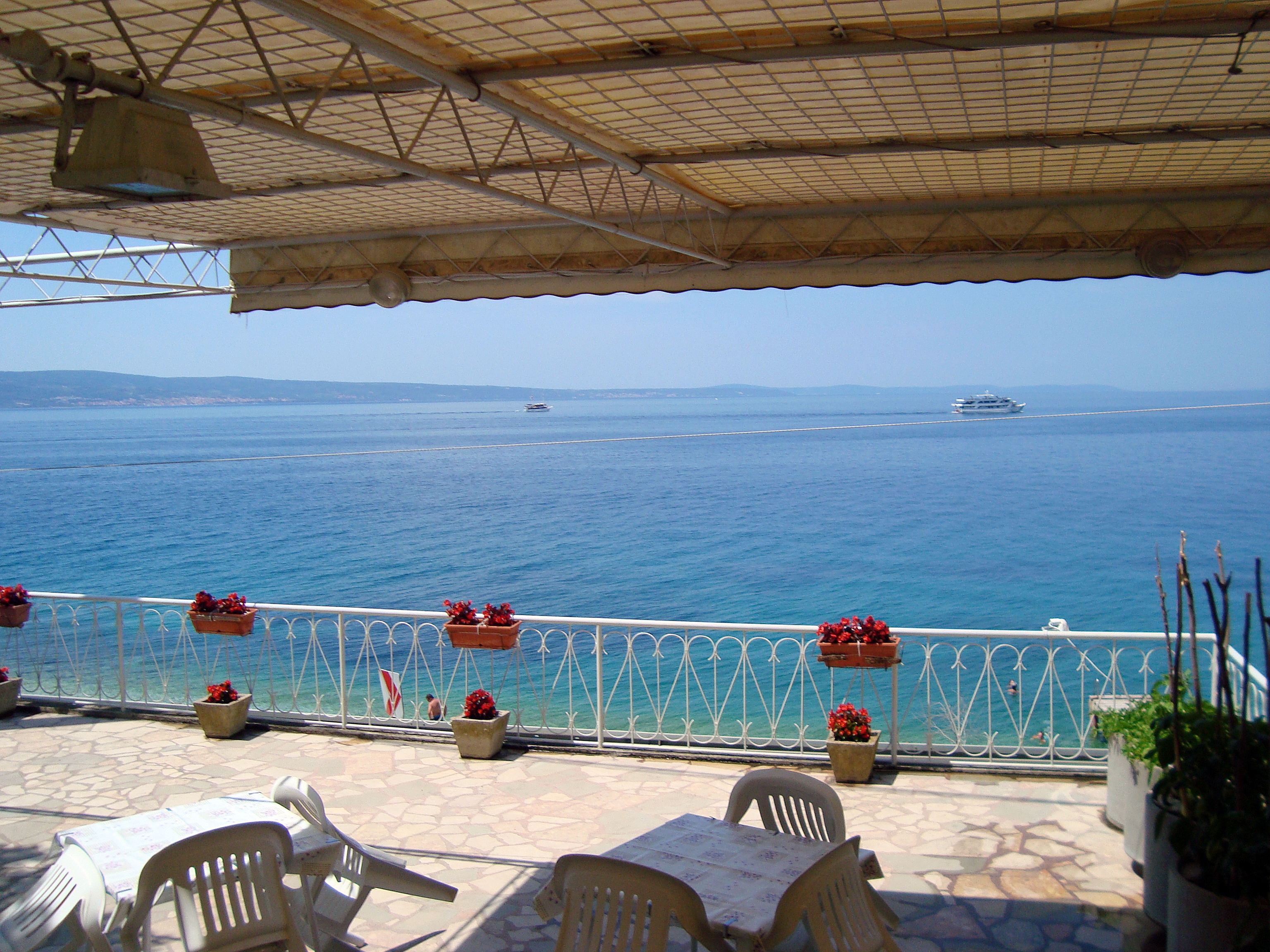 Three bedroom apartment near beach Mali Rat, Omiš  A-a