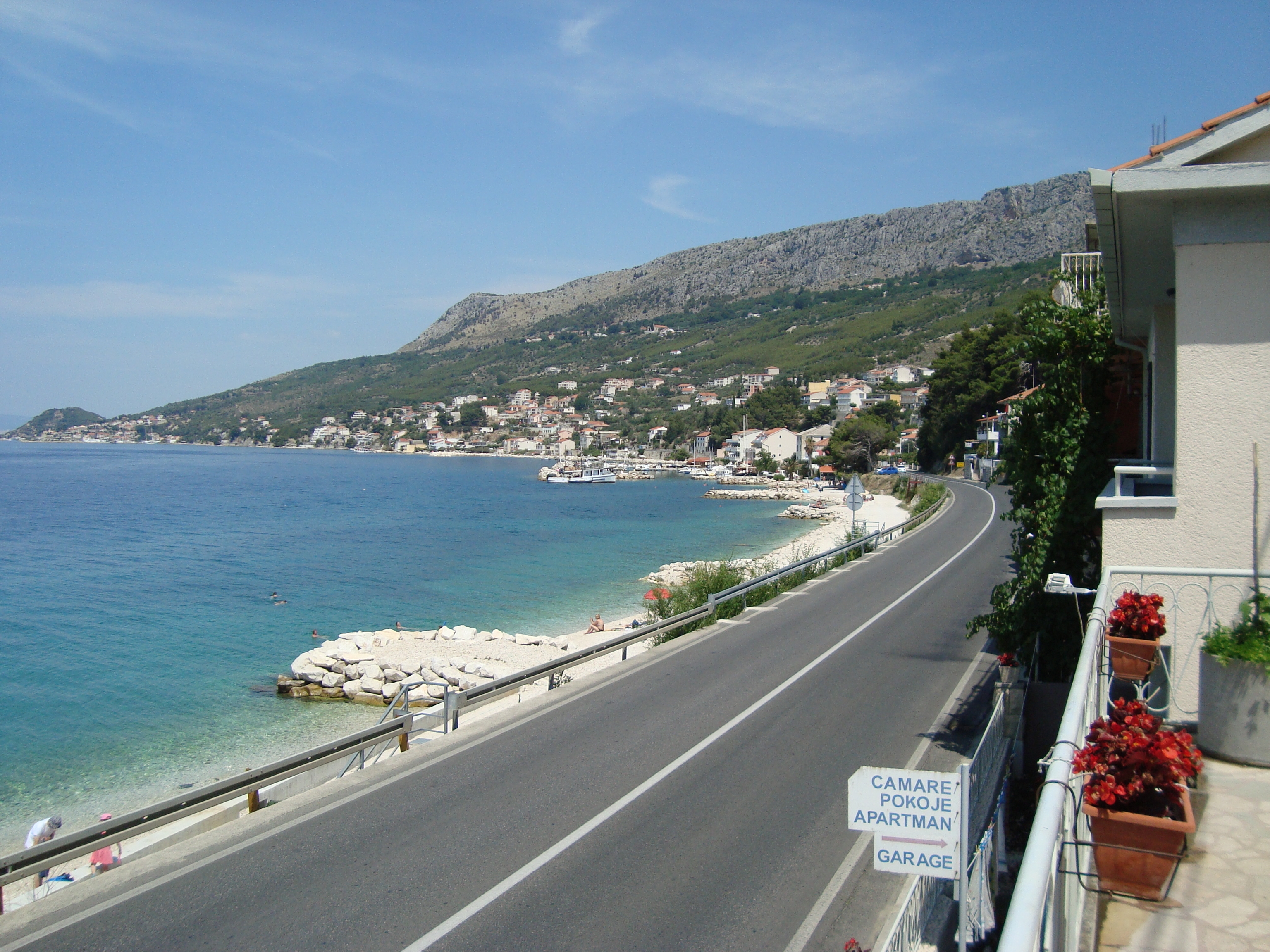 Three bedroom apartment near beach Mali Rat, Omiš  A-a