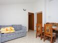 Stanići, Comedor in the apartment, air condition available y WiFi.