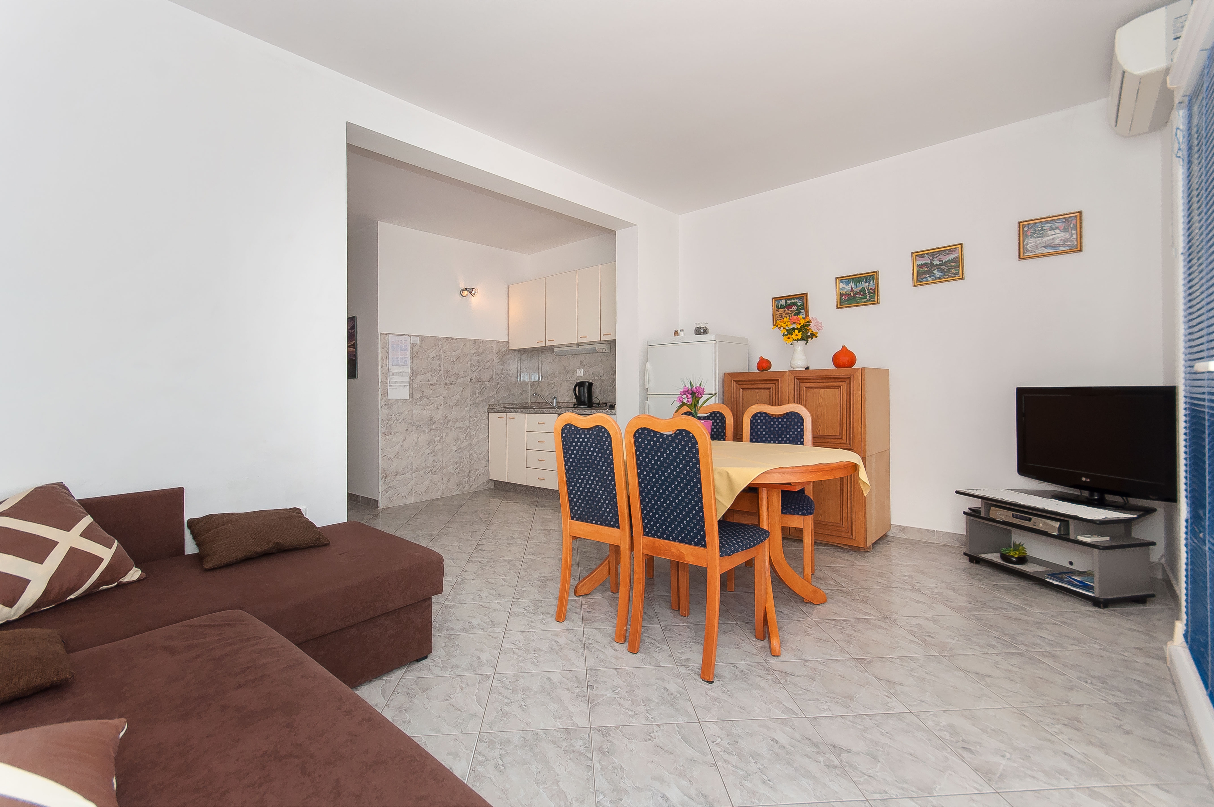 One bedroom apartment with terrace and sea view Pisak, Omiš (A-2827-c)