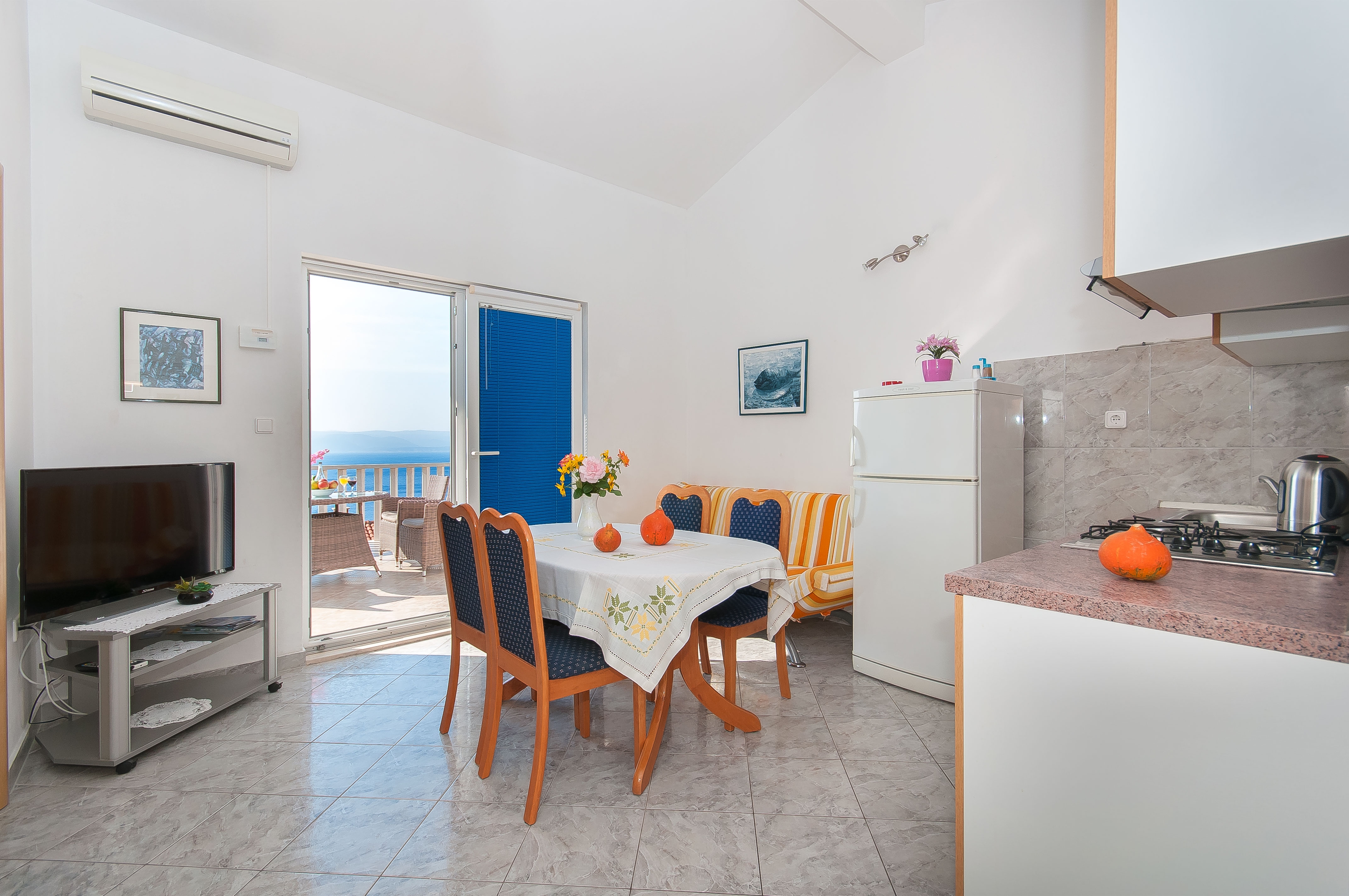 Two bedroom apartment with terrace and sea view Pisak (Omiš) (A-2827-d) Two bedroom apartment with terrace and sea view Pisak (Omiš) (A-2827-d)
