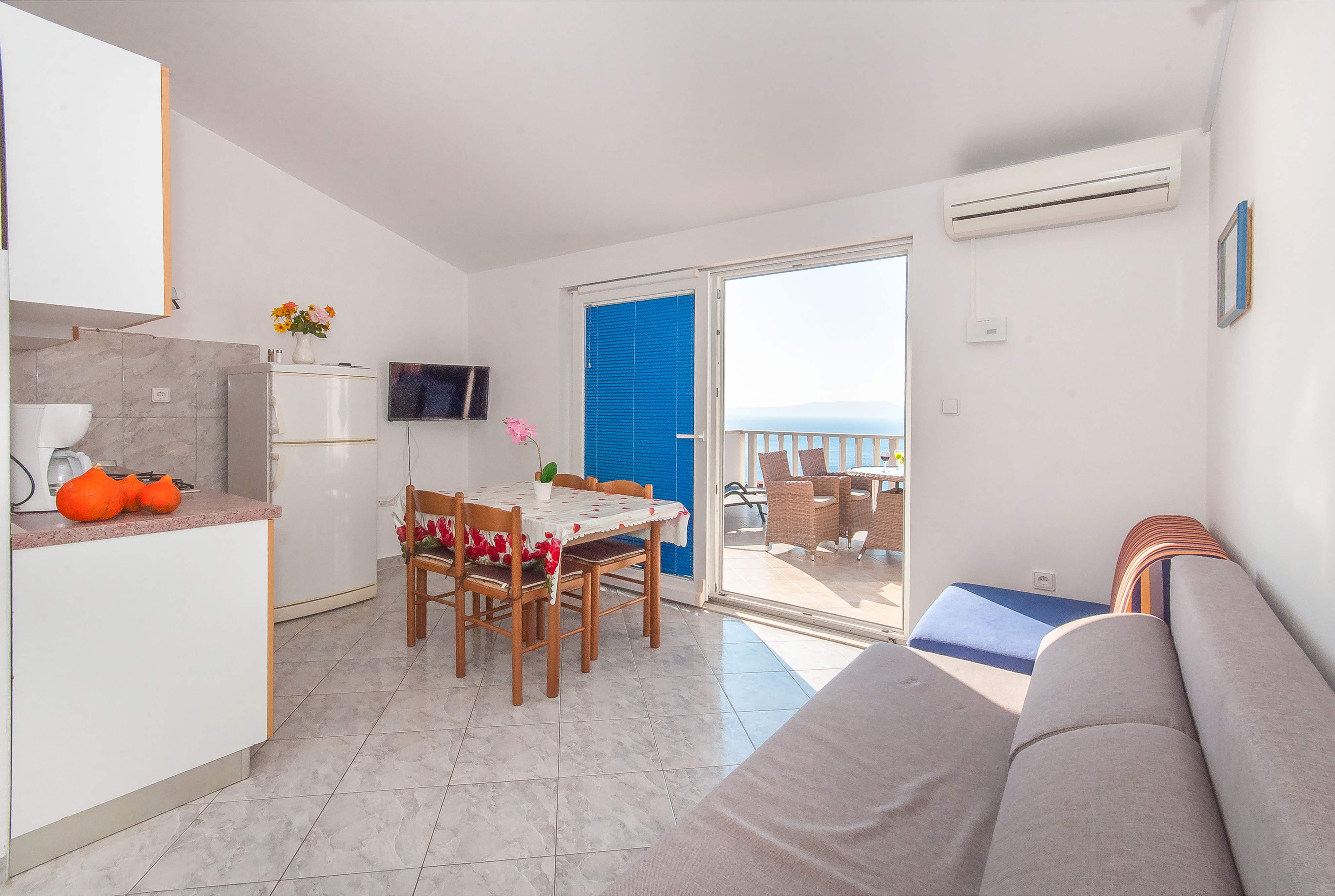 One bedroom apartment with terrace and sea view Pisak, Omiš (A-2827-e)