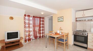 Dining room Supetar, Dining room in the studio-apartment, dopusteni kucni ljubimci i WIFI.