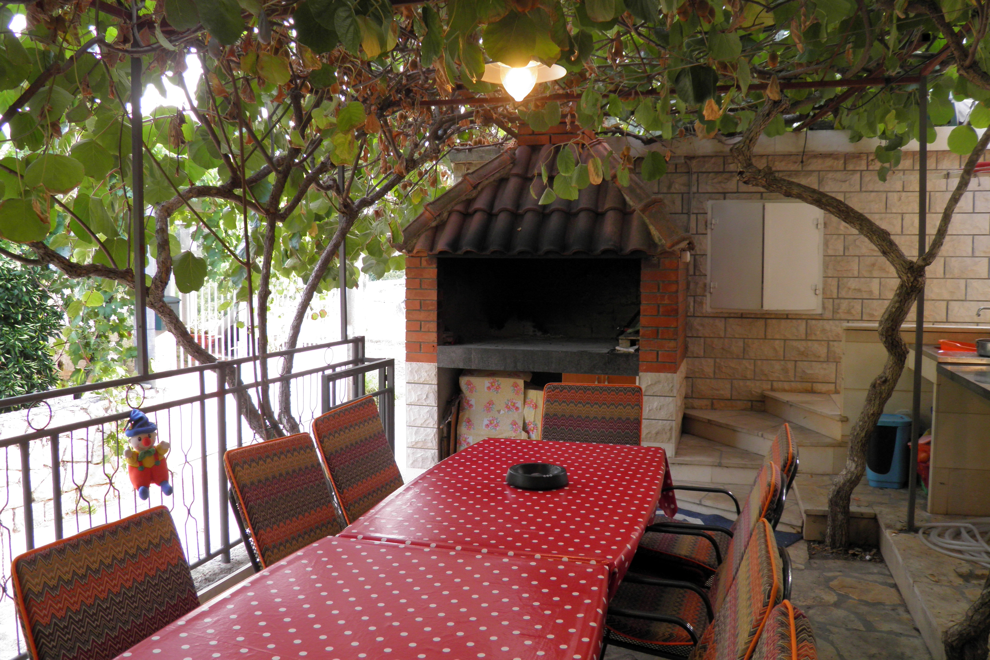 Two bedroom apartment with terrace Mirca, Brač  A-b