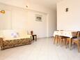 Luka Dubrava, Comedor in the apartment, air condition available y WiFi.