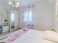 Sutivan, Bedroom in the apartment, (pet friendly) and WiFi.