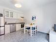Sutivan, Dining room in the apartment, (pet friendly) and WiFi.