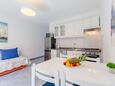 Sutivan, Dining room in the apartment, (pet friendly) and WiFi.