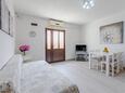 Sutivan, Camera di soggiorno nell'alloggi del tipo apartment, condizionatore disponibile, animali domestici ammessi e WiFi.