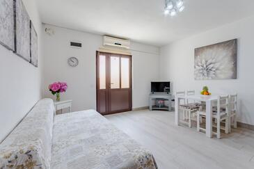 Sutivan, Living room in the apartment, air condition available, (pet friendly) and WiFi.