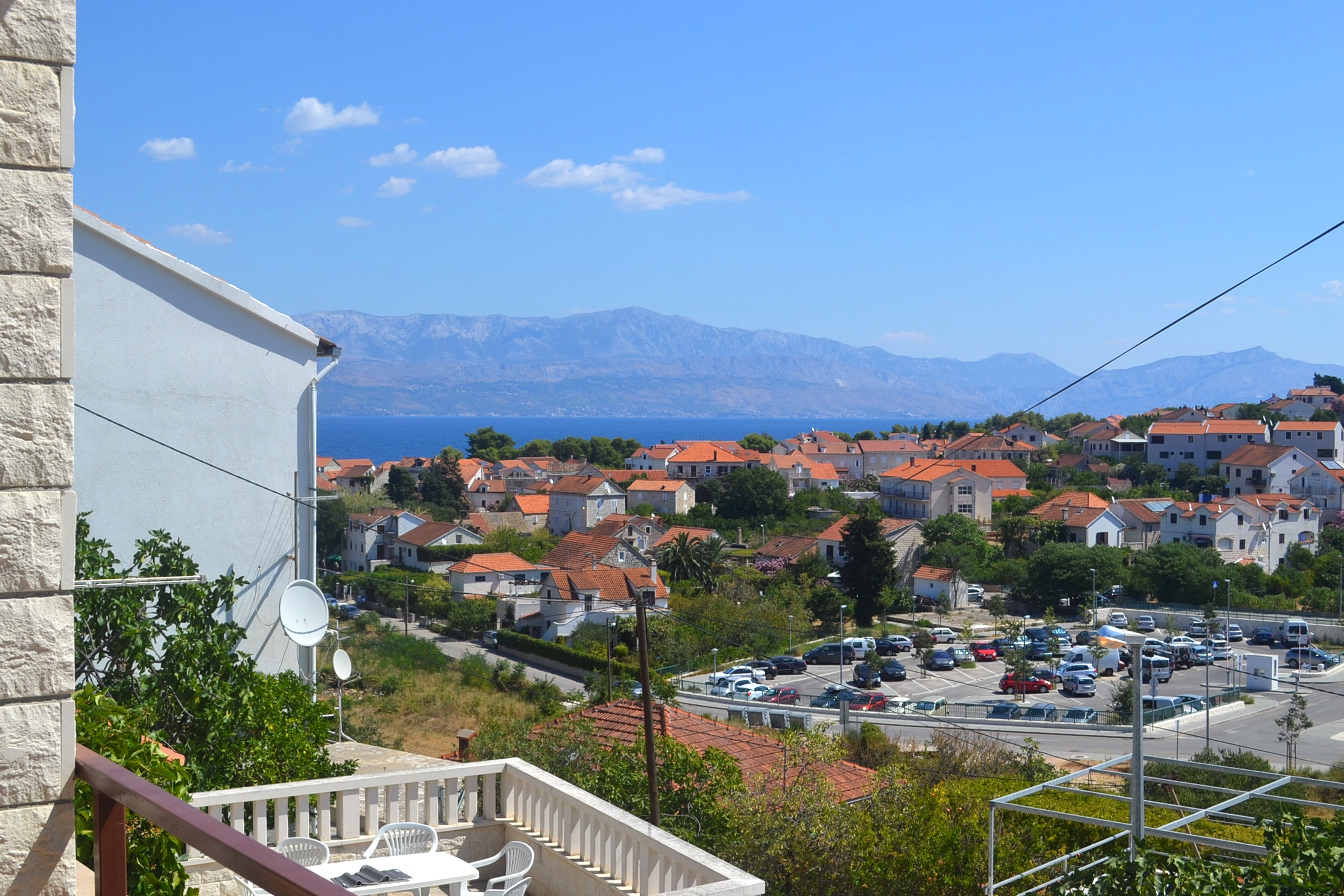 Dvosobni apartman s terasom i pogledom na more Sutivan, Brač  A-b