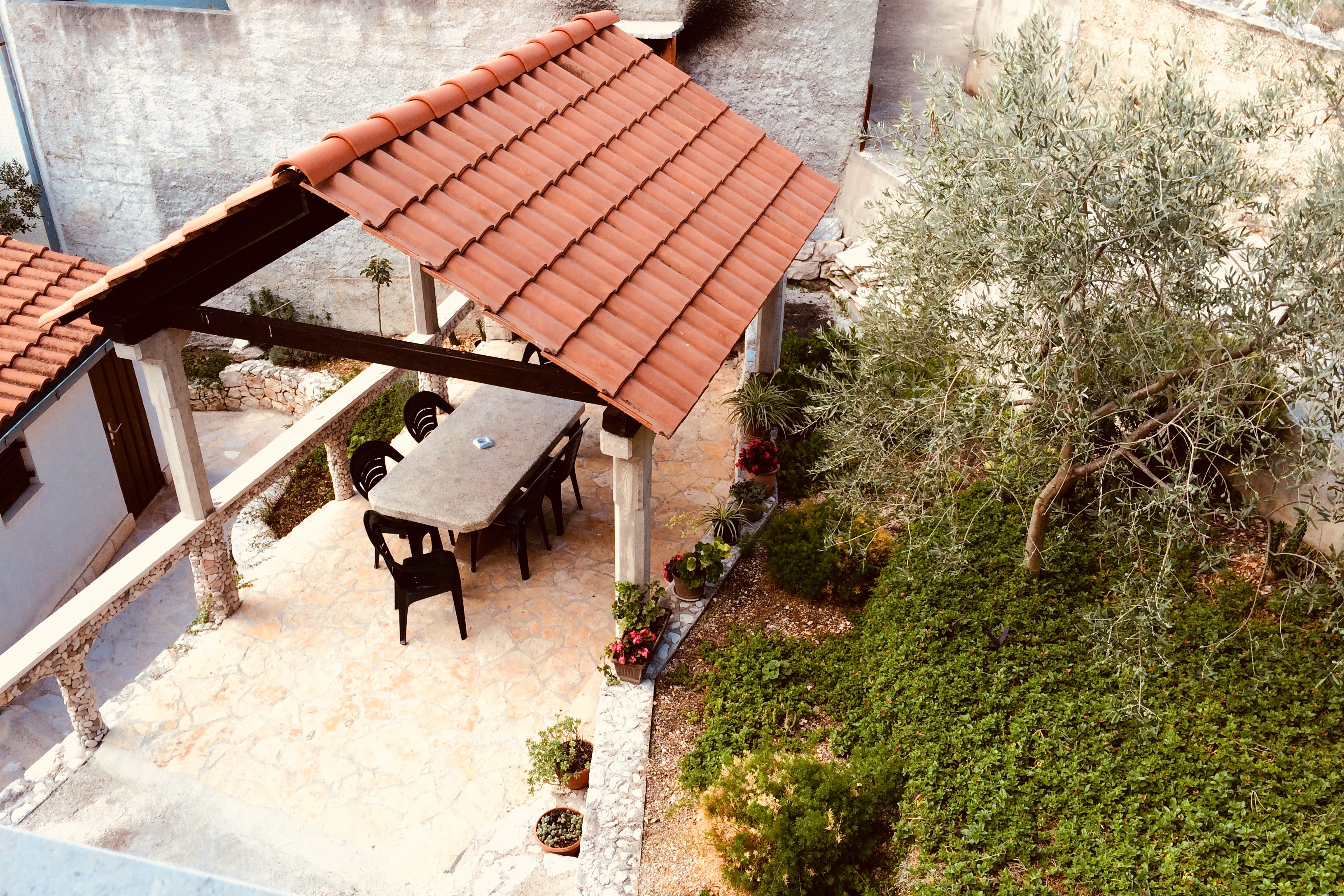 Dvosobni apartman s terasom i pogledom na more Sutivan, Brač  A-b