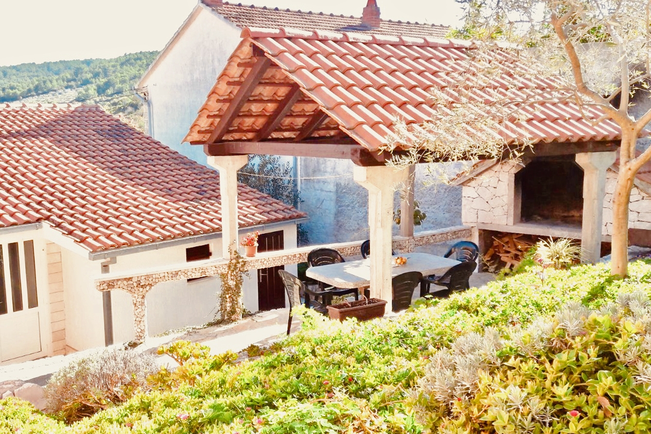 Dvosobni apartman s terasom i pogledom na more Sutivan, Brač  A-b