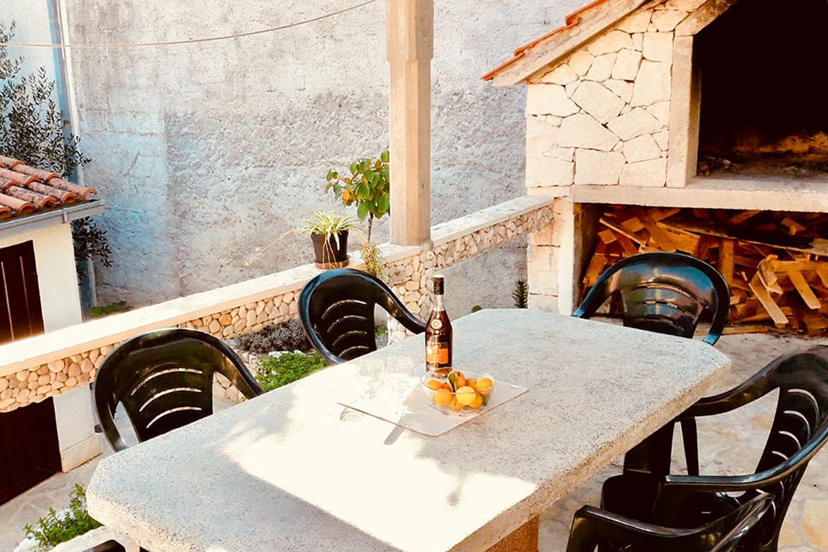 Dvosobni apartman s terasom i pogledom na more Sutivan, Brač  A-b