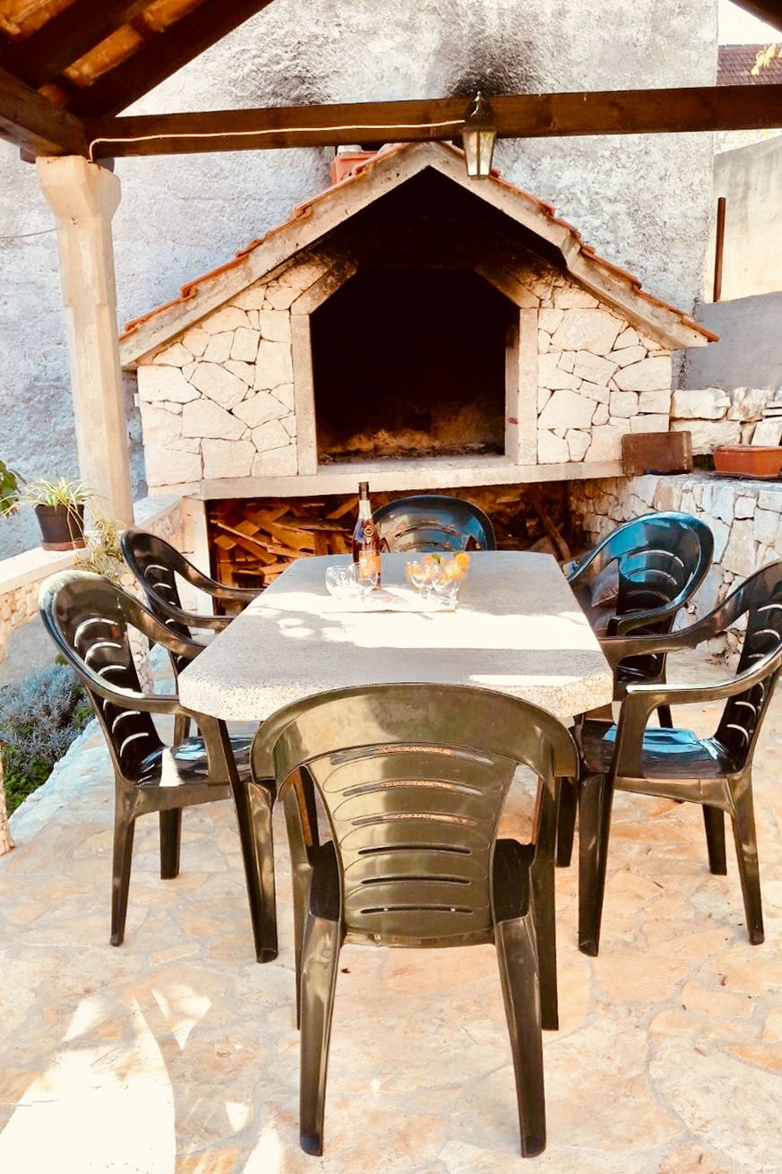 Dvosobni apartman s terasom i pogledom na more Sutivan, Brač  A-b