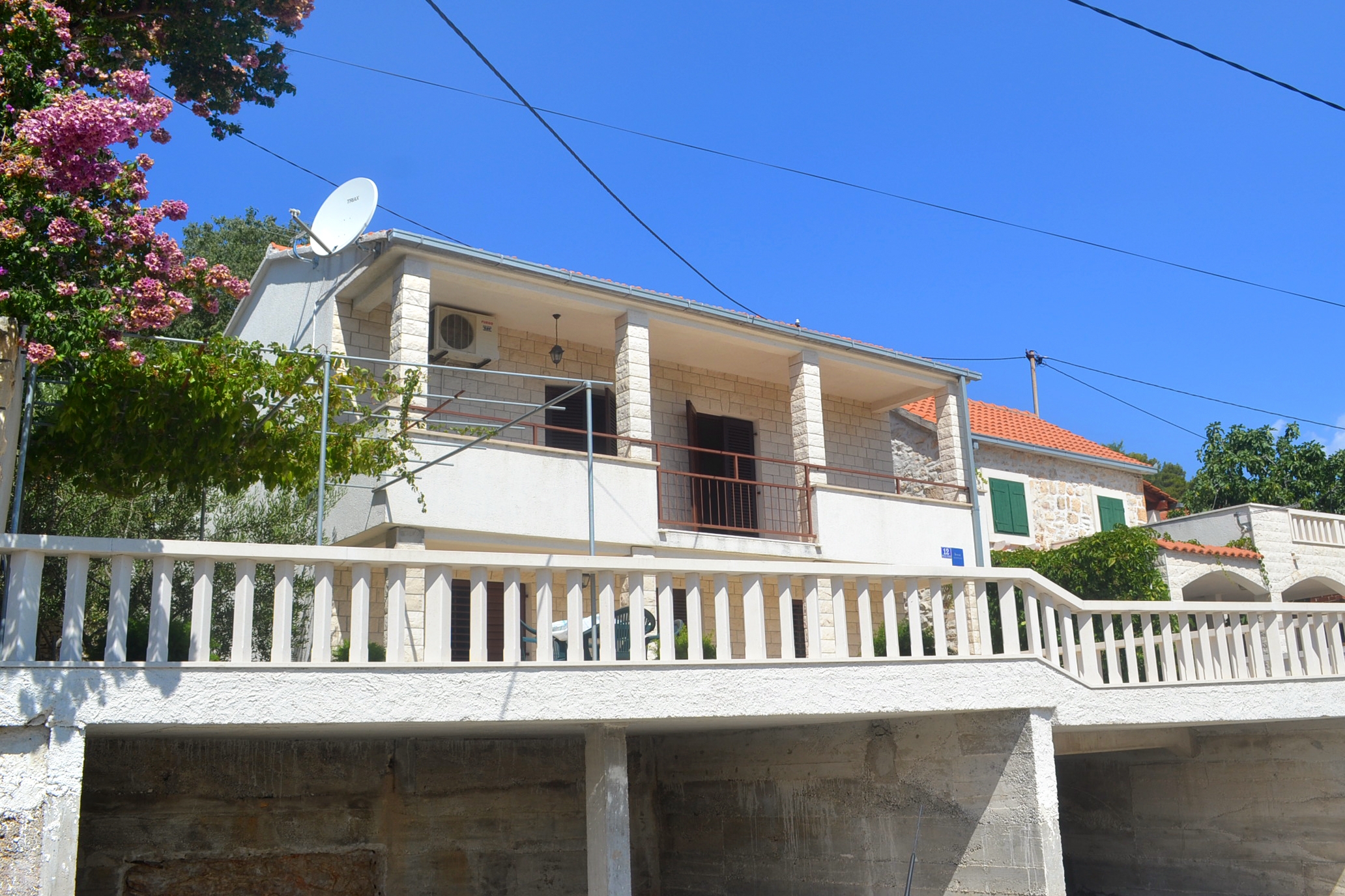 Dvosobni apartman s terasom i pogledom na more Sutivan, Brač  A-b