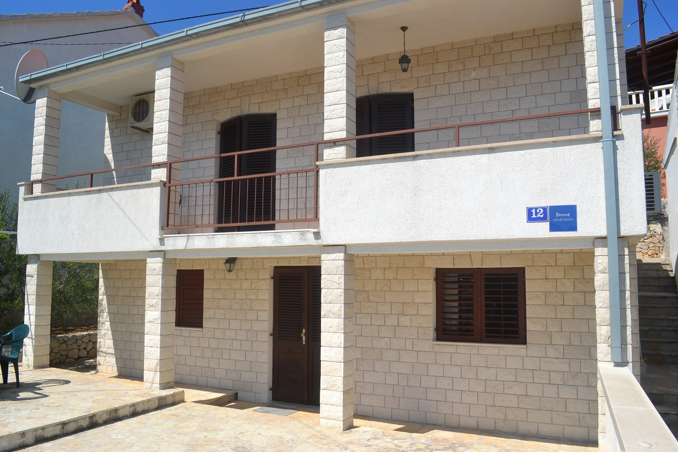 Dvosobni apartman s terasom i pogledom na more Sutivan, Brač  A-b