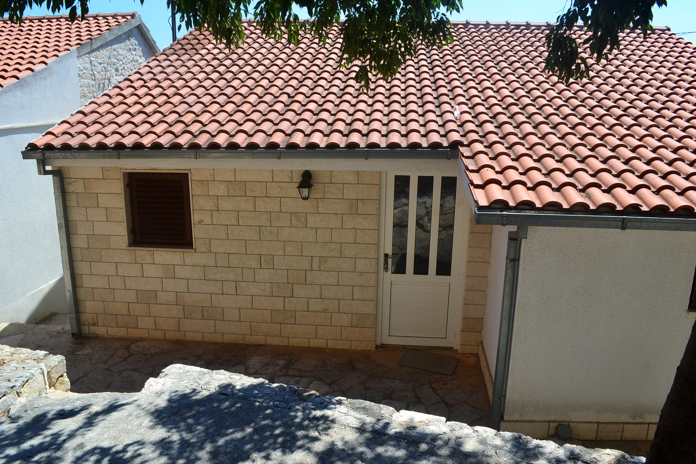 Dvosobni apartman s terasom i pogledom na more Sutivan, Brač  A-b