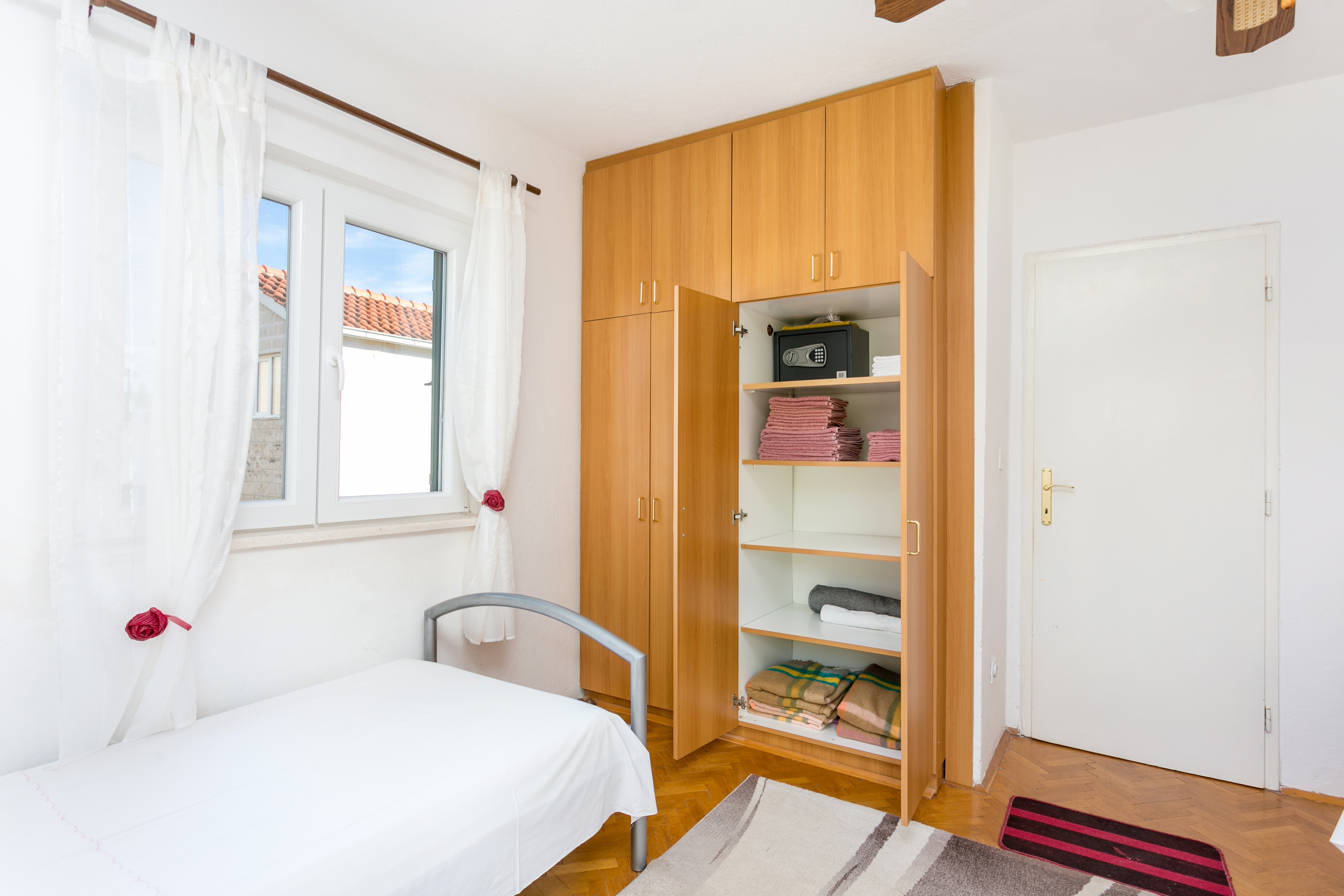 Two bedroom apartment with terrace and sea view Mirca, Brač  A-a