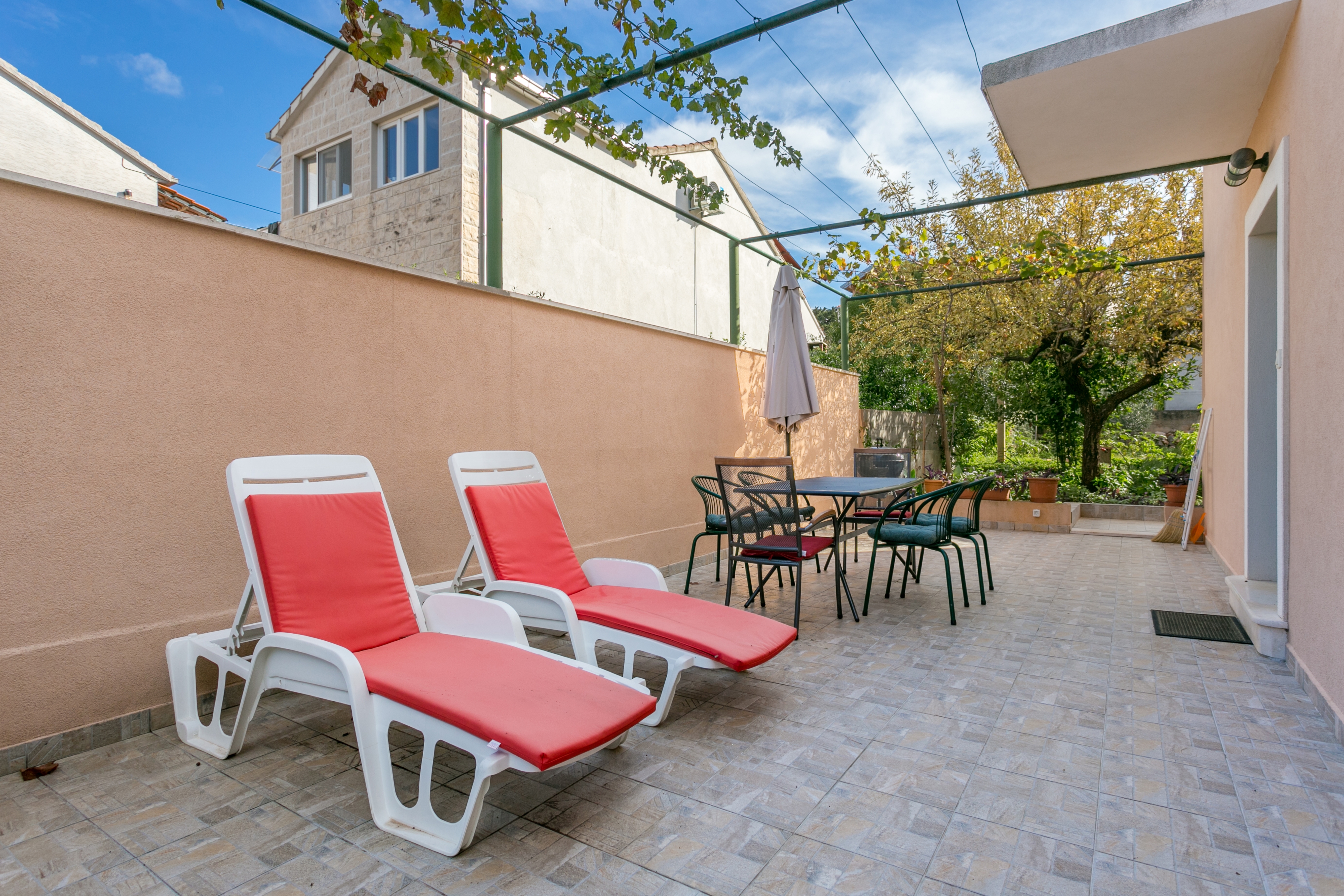 Two bedroom apartment with terrace and sea view Mirca, Brač  A-a