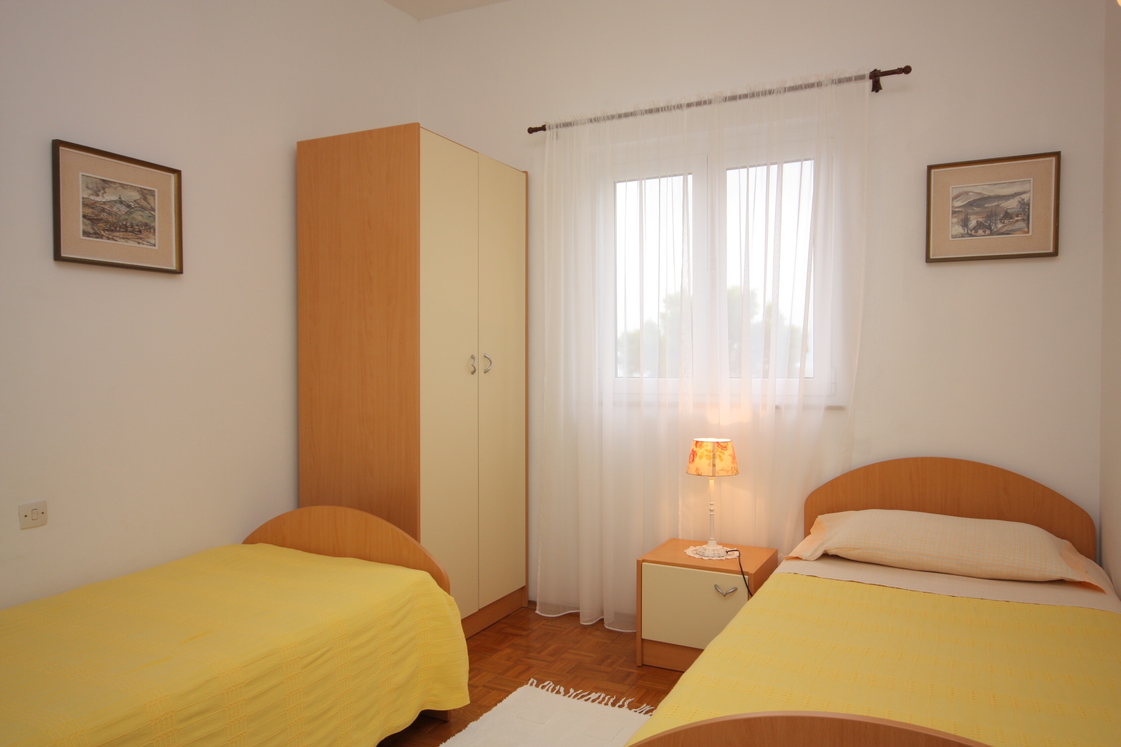 Three bedroom apartment near beach Splitska, Brač  A-a