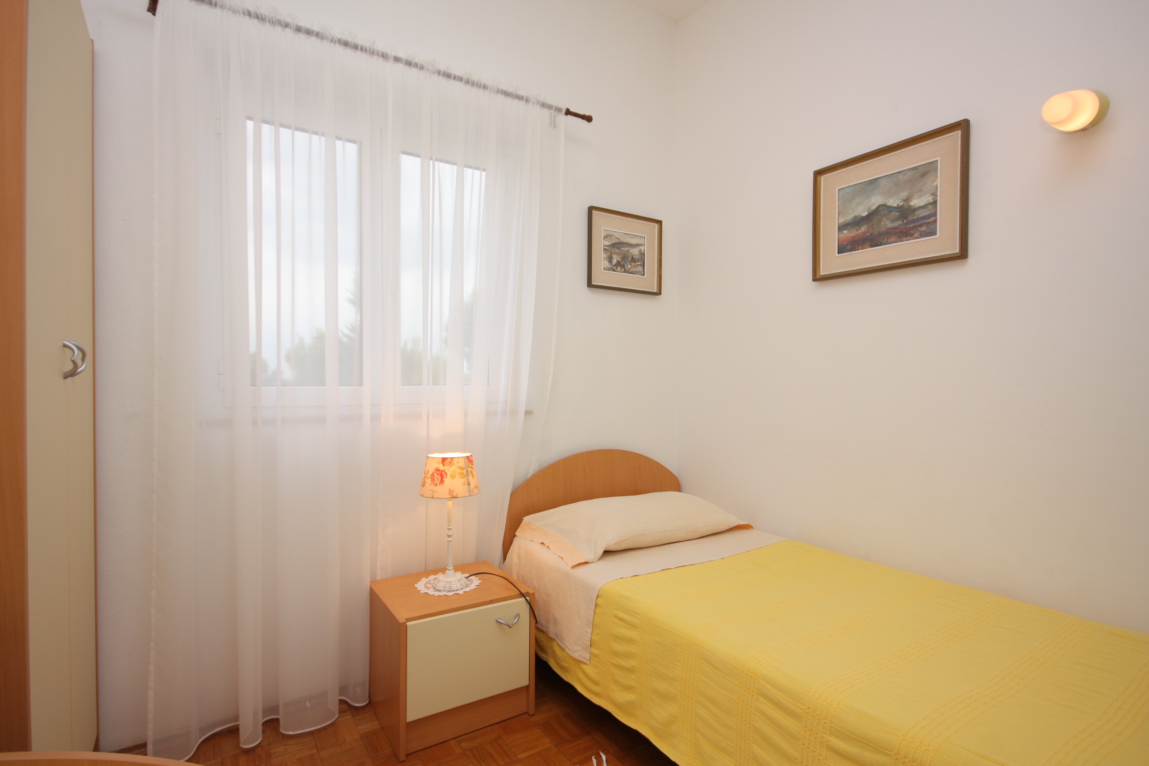 Three bedroom apartment near beach Splitska, Brač  A-a