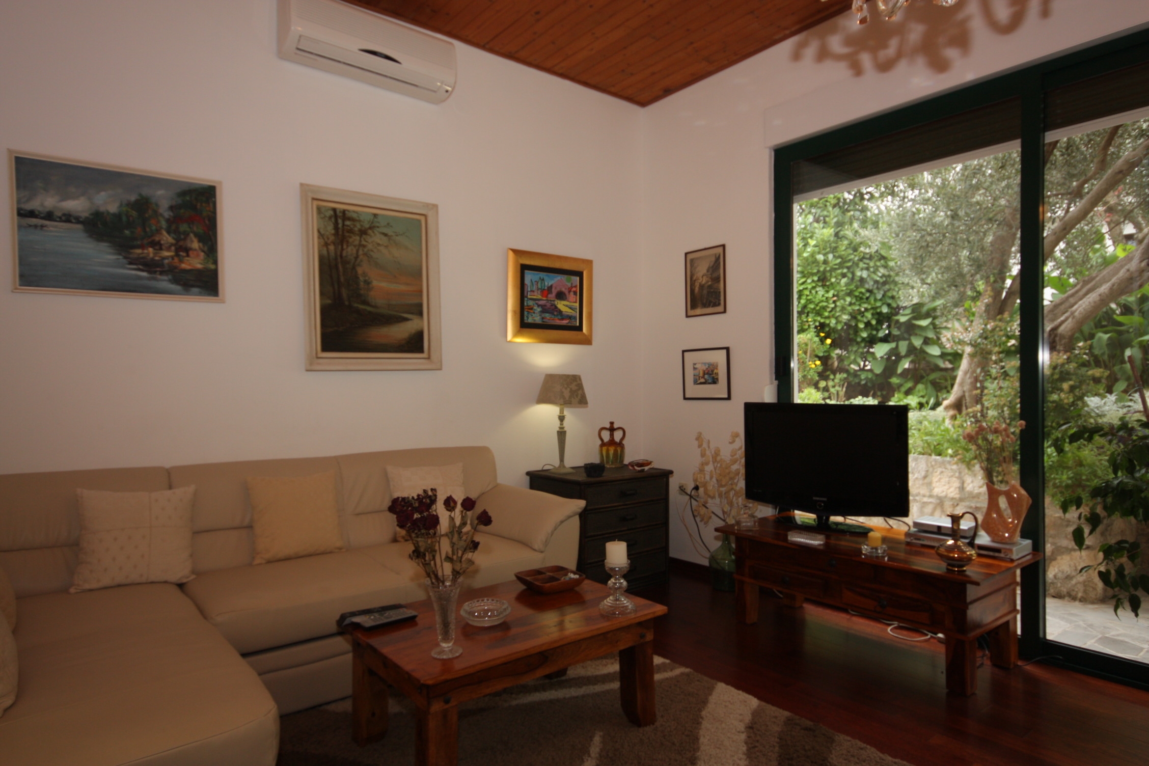 Three bedroom apartment near beach Splitska, Brač (A-2865-a)