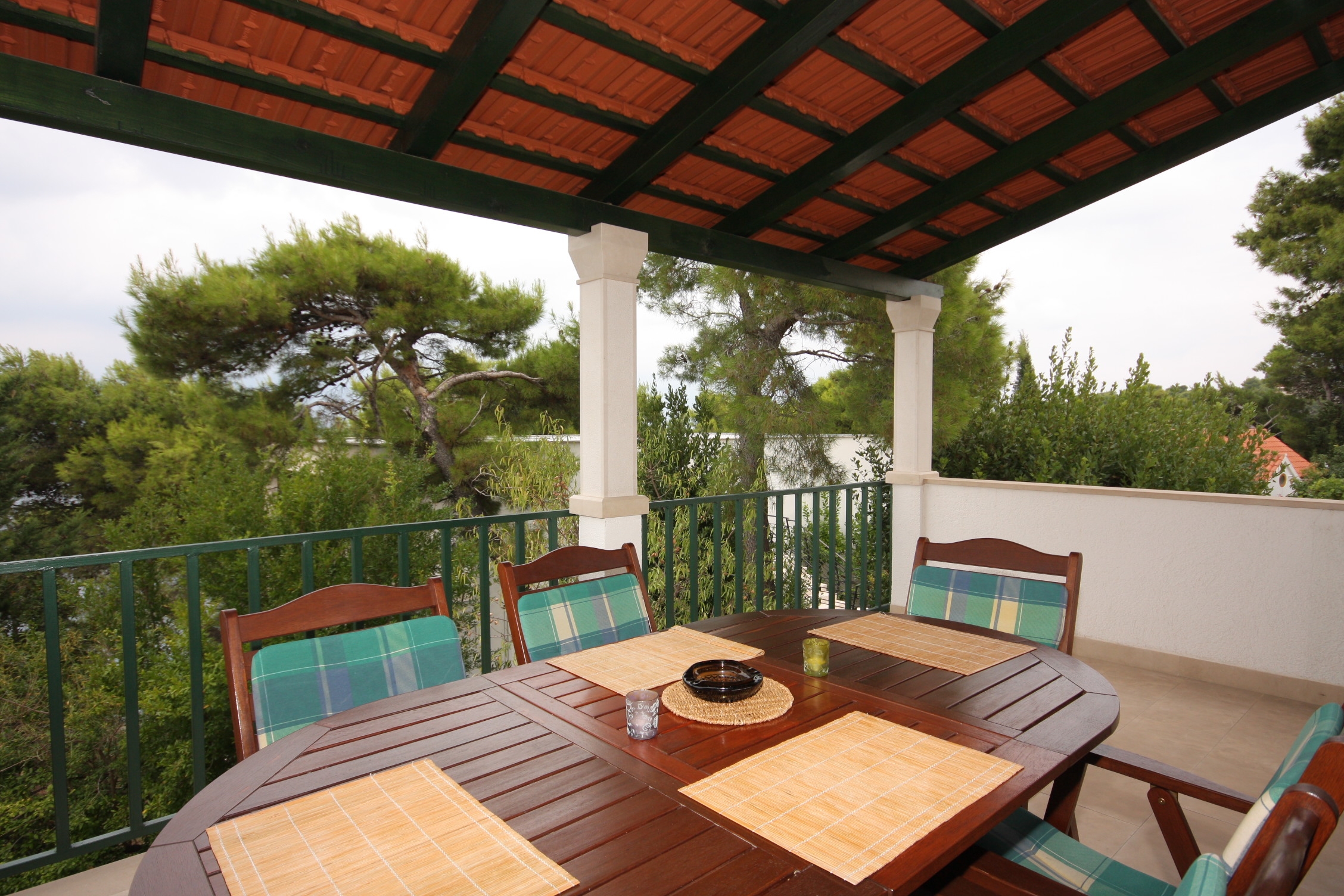 Three bedroom apartment near beach Splitska, Brač  A-a