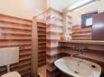 Ванная комната 1 Splitska, Ванная комната 1 в размещении типа apartment, Домашние животные допускаются и WiFi.
