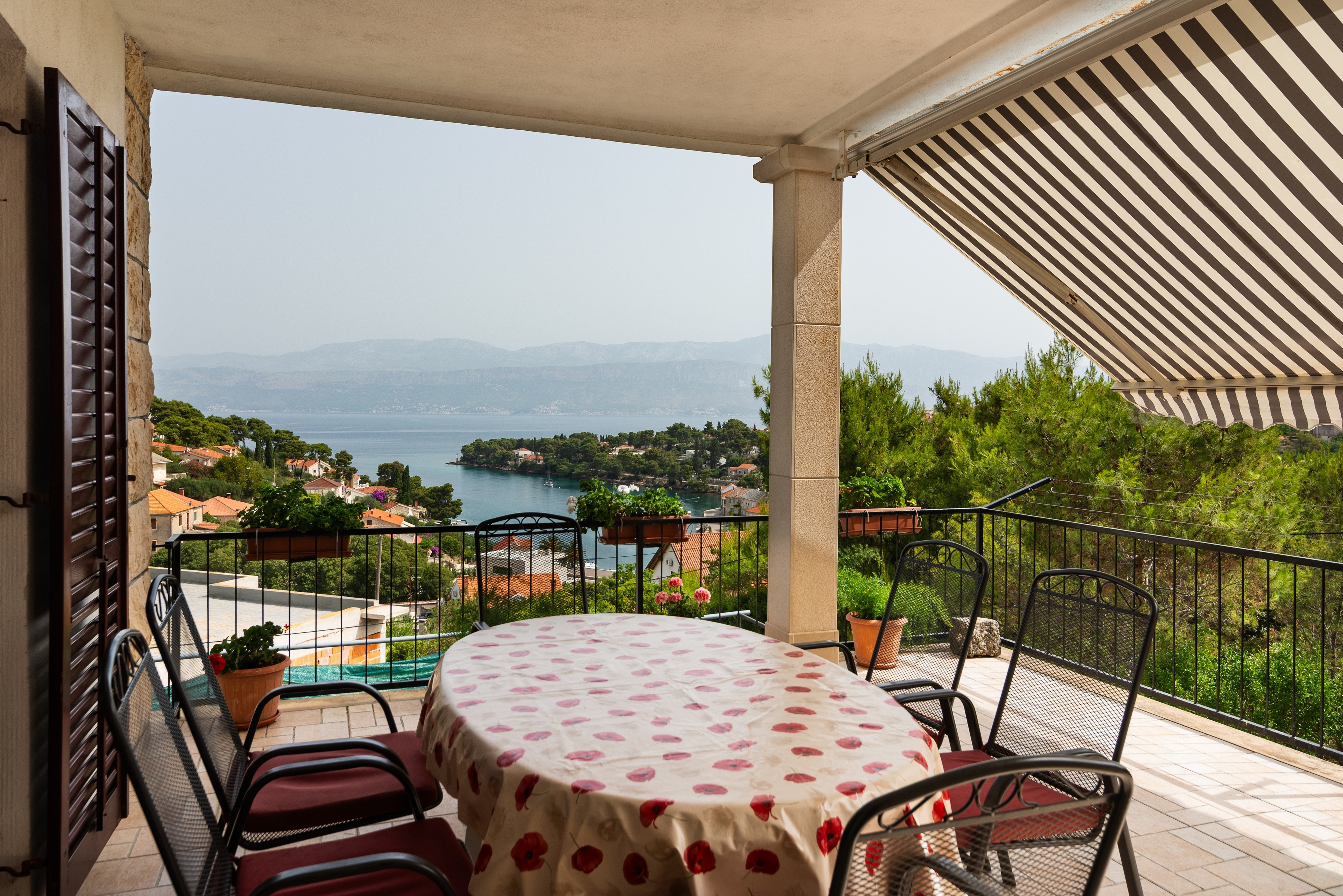 Three bedroom apartment with terrace and sea view Splitska (Brač) (A-2867-a) Three bedroom apartment with terrace and sea view Splitska (Brač) (A-2867-a)