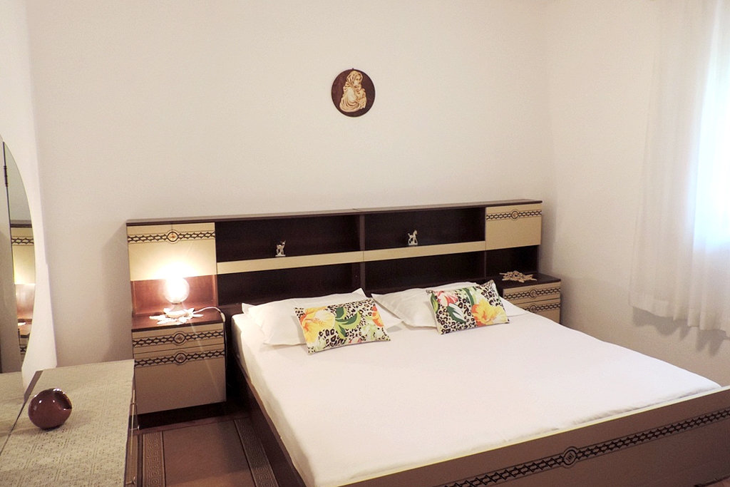 Three bedroom apartment with terrace Mirca, Brač  A-a