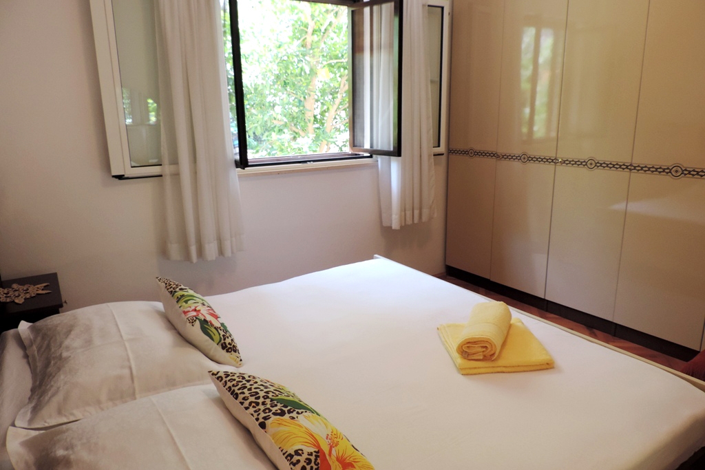 Three bedroom apartment with terrace Mirca, Brač  A-a