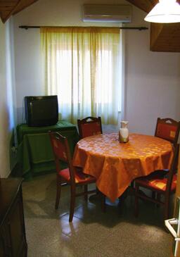 Bol, Dining room in the apartment, air condition available, (pet friendly) and WiFi.