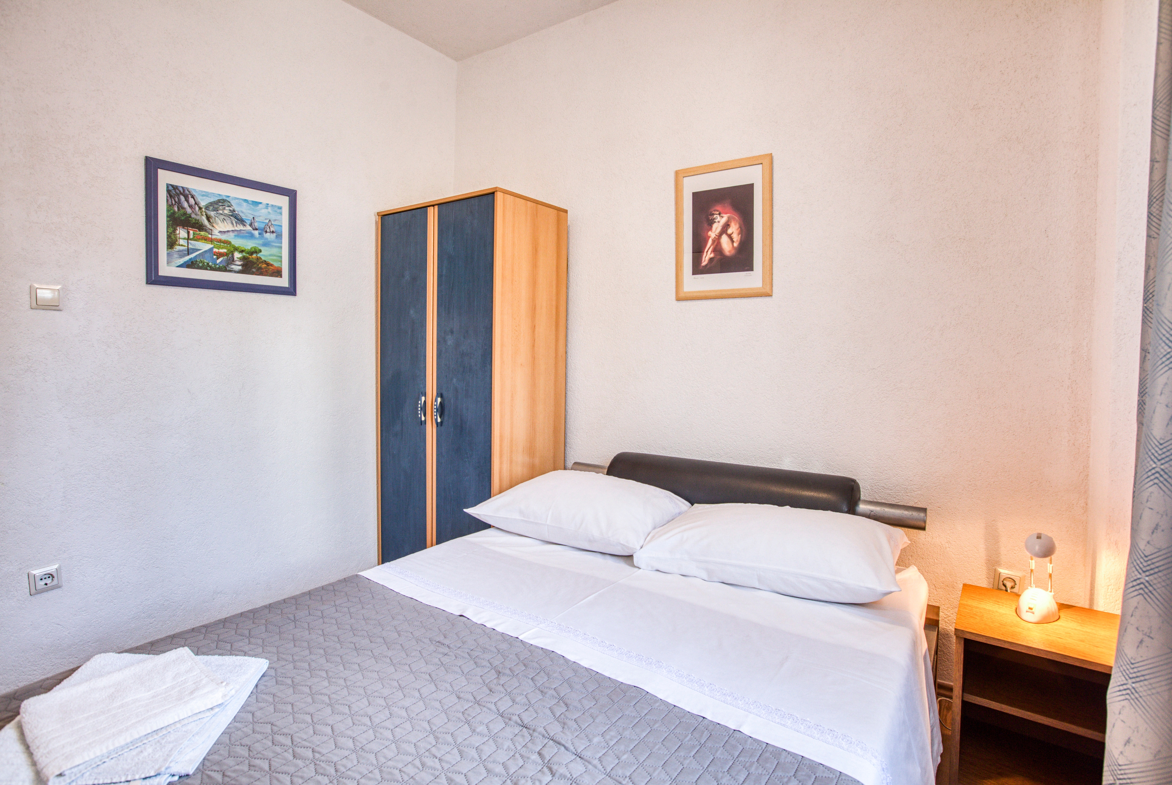Three bedroom apartment with terrace Rogoznica  A-a