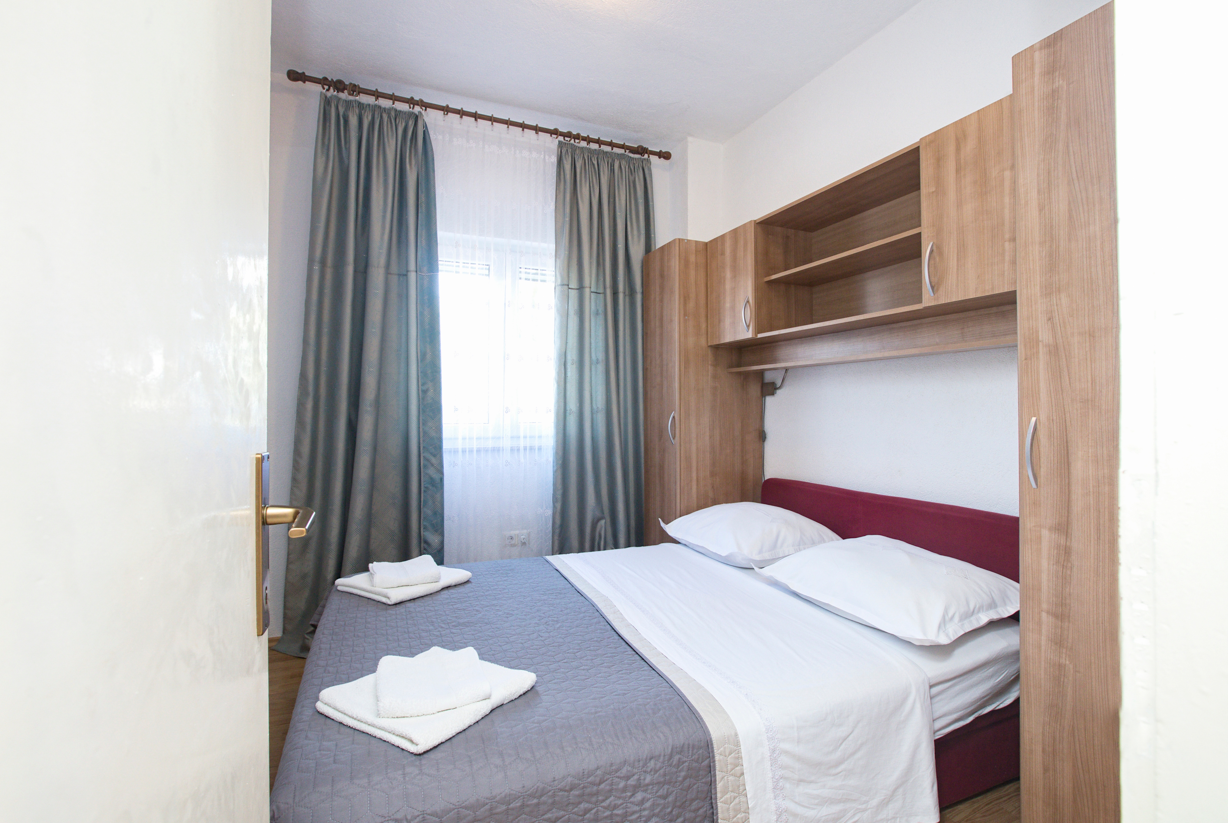 Three bedroom apartment with terrace Rogoznica  A-a