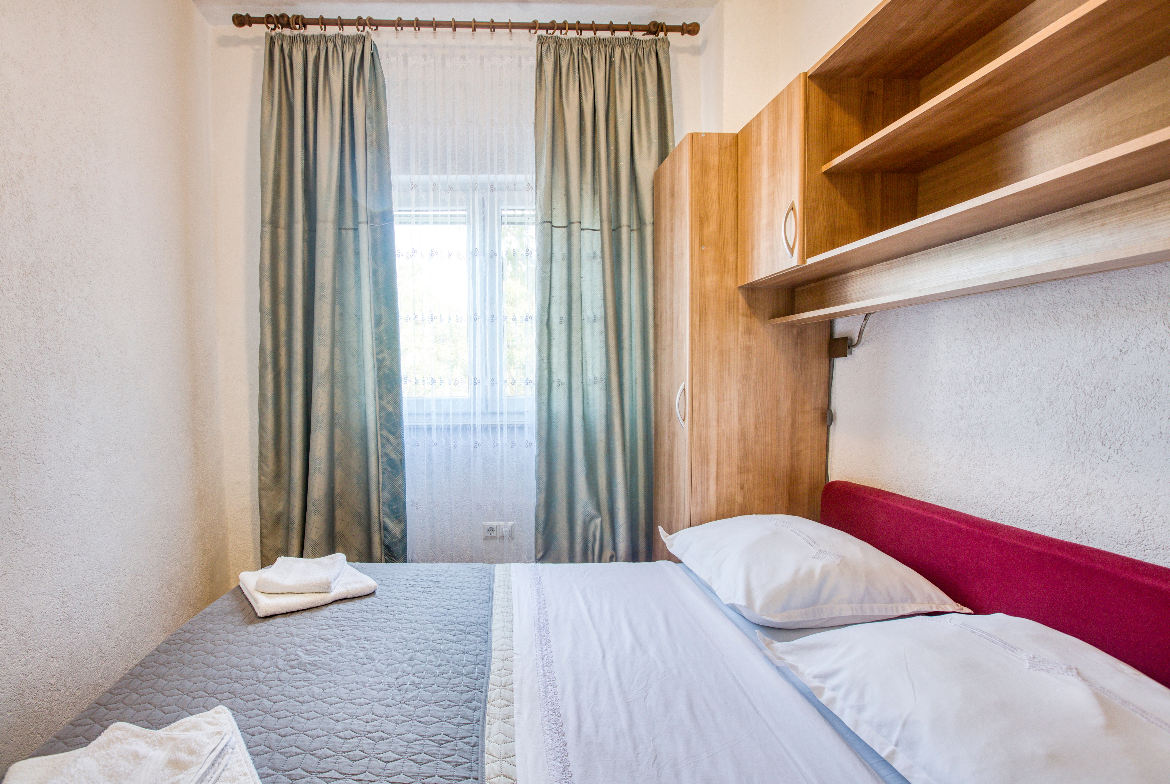 Three bedroom apartment with terrace Rogoznica  A-a