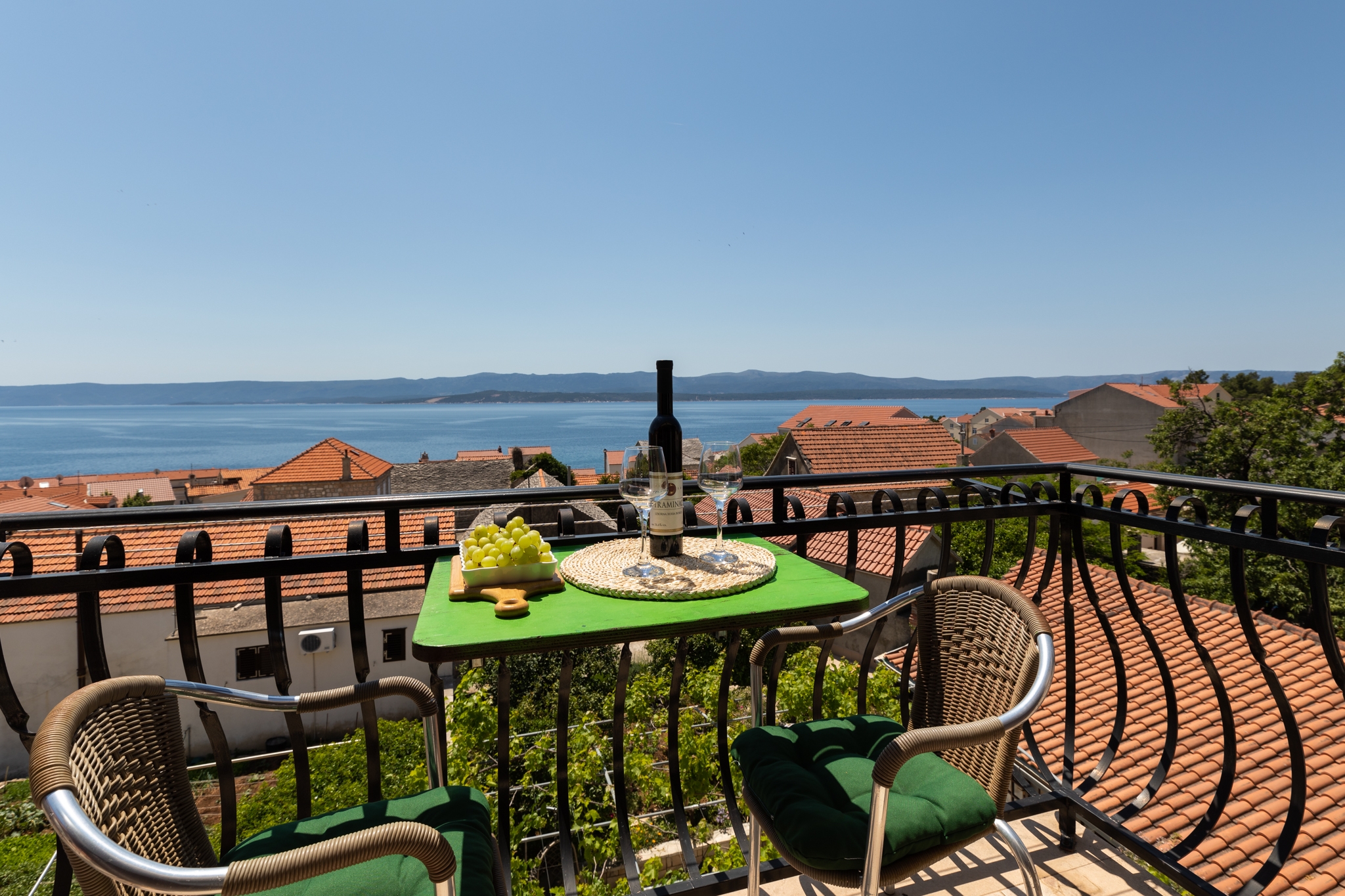 One bedroom apartment with balcony and sea view Bol, Brač  A-a