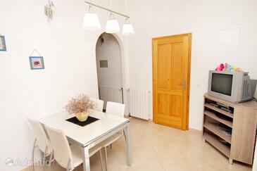 Dining room Bol, Dining room in the apartment, dopusteni kucni ljubimci i WIFI.